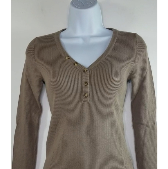 Mocha Long Sleeve Ribbed Knit V-Neck Henley Top - Picture 3 of 10